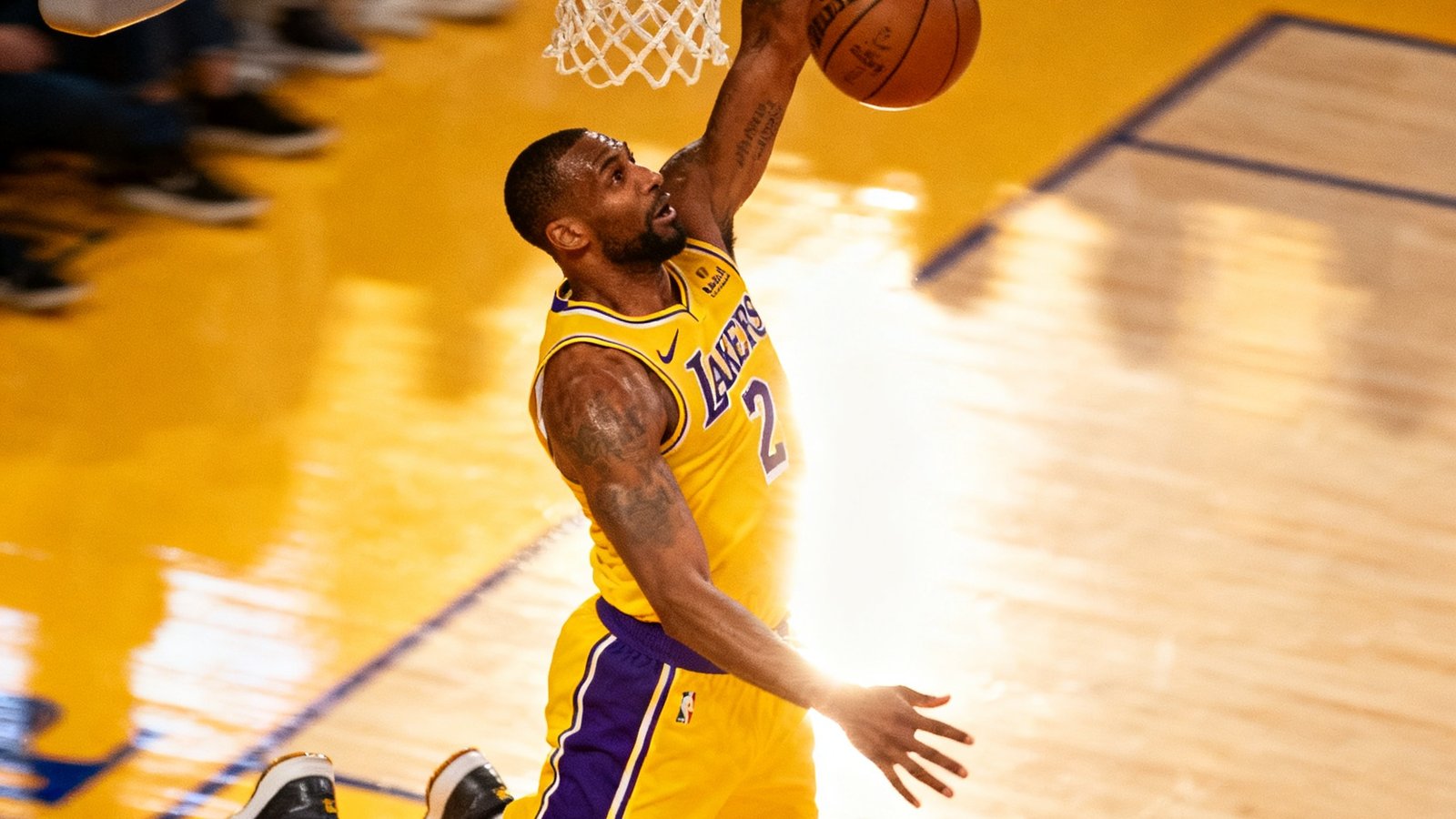 NBA扣篮集锦封面，球员飞身扣篮的爆发瞬间，篮筐在冲击下微微震颤